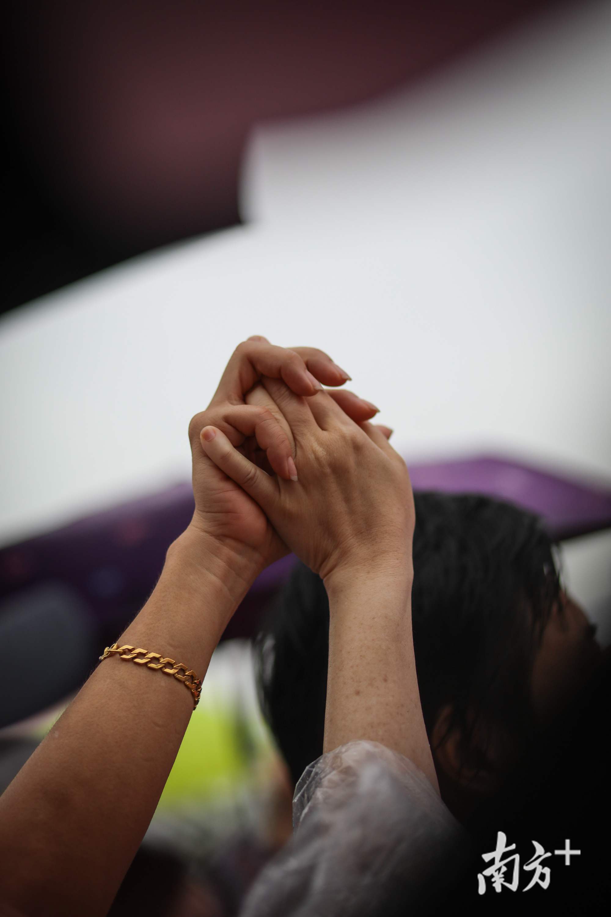 集会的最后阶段,现场主持人号召市民举高双手互相紧握.