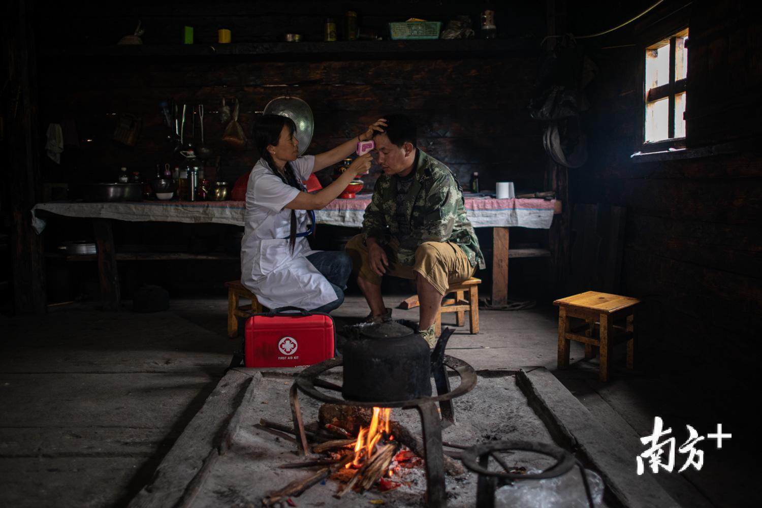 管延萍为李卫华做健康检查。