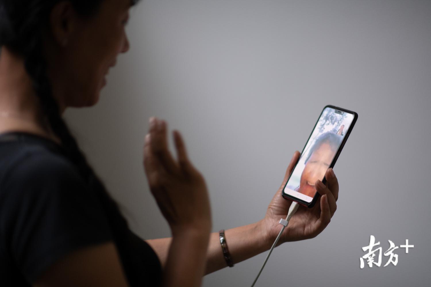 管延萍与远在家乡的母亲视频通话。