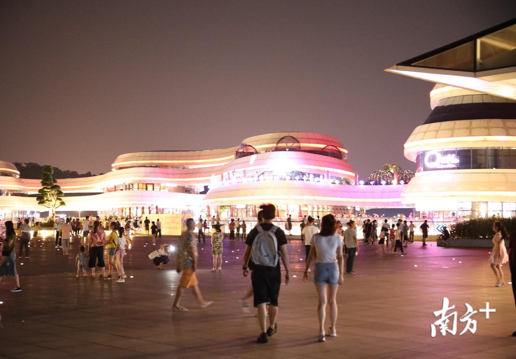 珠海大剧院门口，夜晚十分热闹。