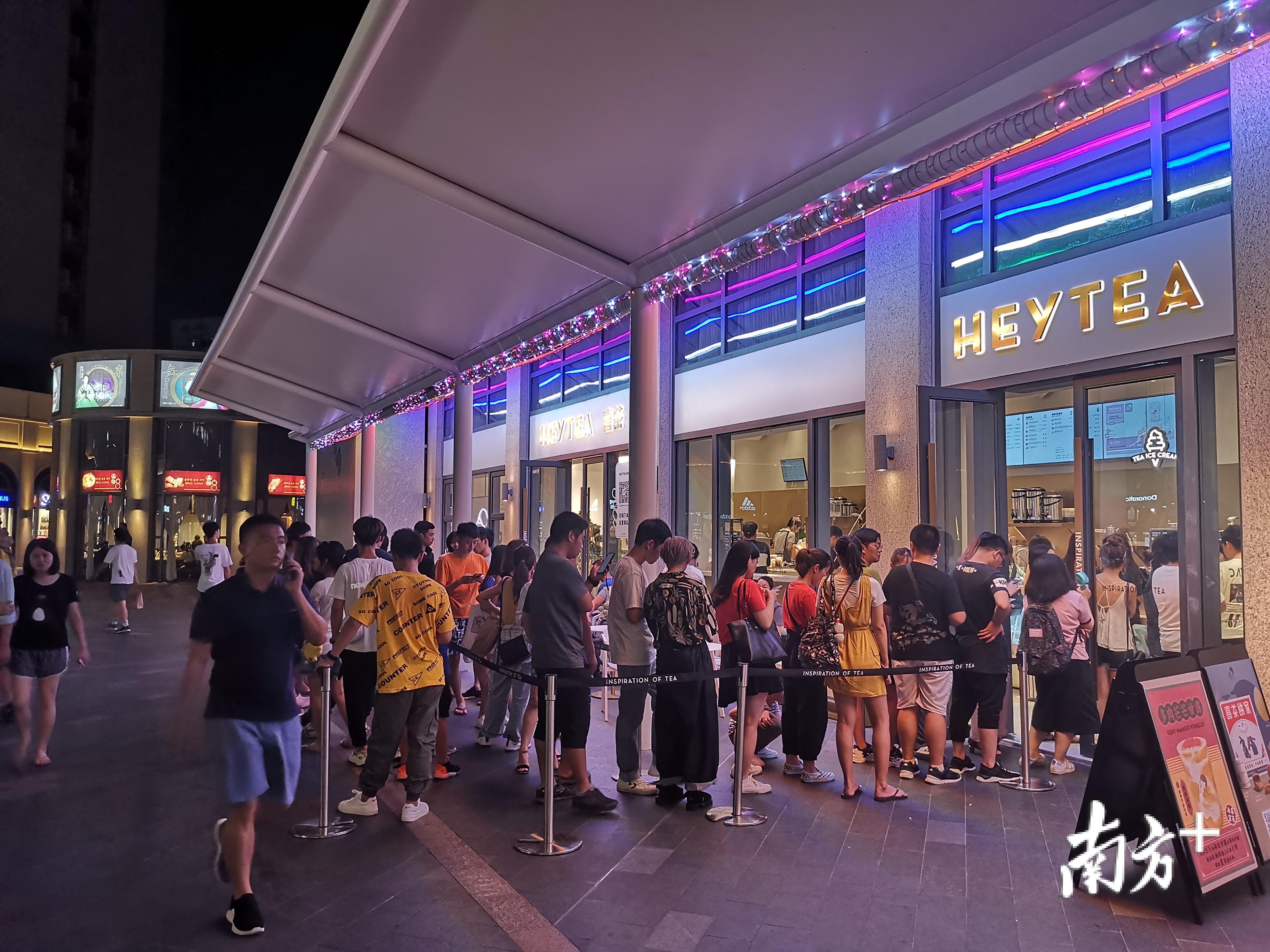晚上九点仍在大排长龙的喜茶