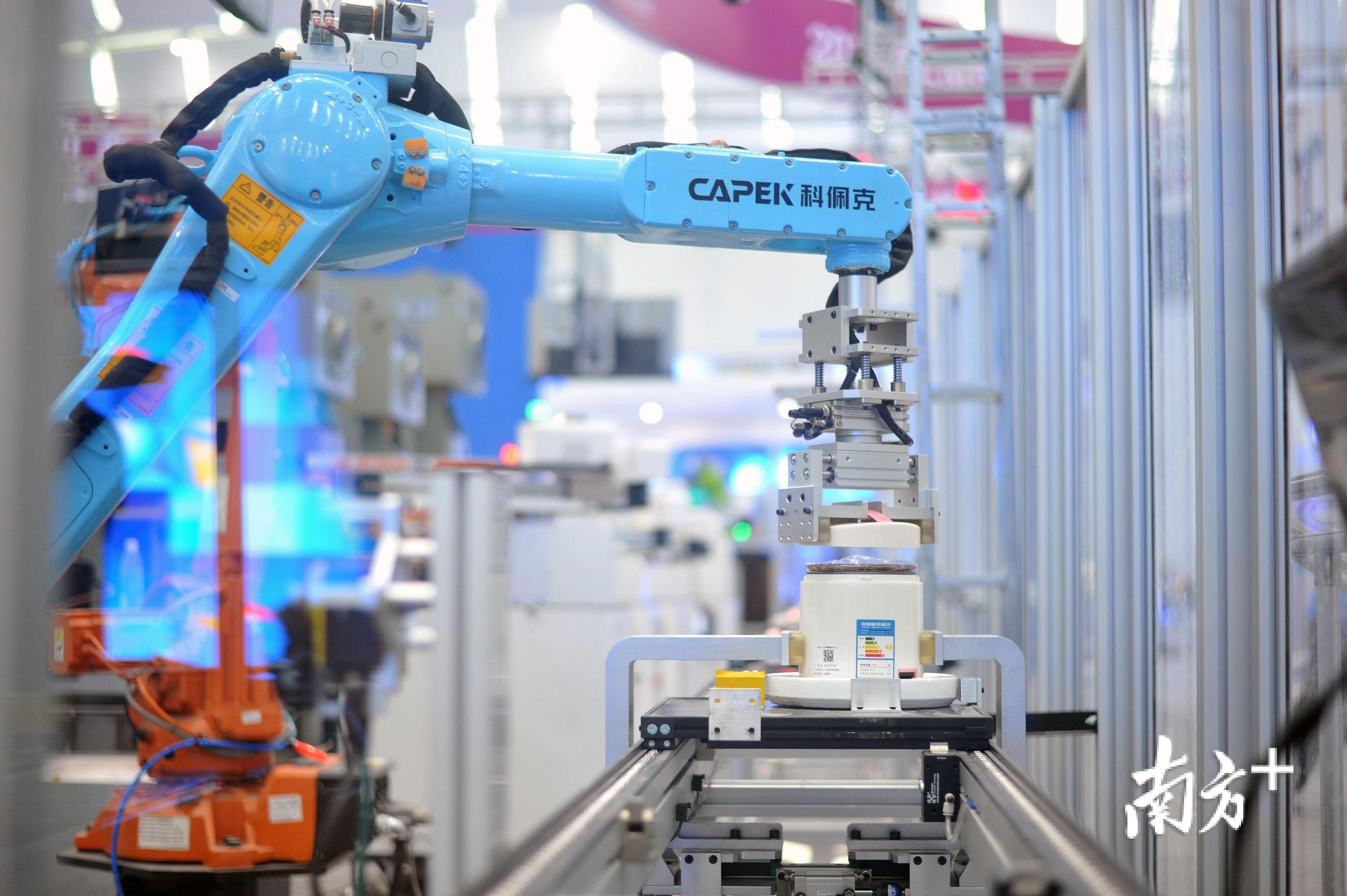 顺德多家企业合力打造的“工业4.0无人生产线”。 顺德多家企业合力打造的“工业4.0无人生产线”。