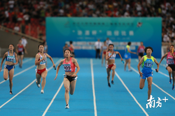 二青会4x100米接力,朱翠妍跑最后一棒,并第一个冲过终点。 二青会4x100米接力,朱翠妍跑最后一棒,并第一个冲过终点。