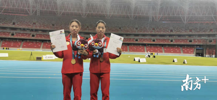 朱翠妍、朱翠微姐妹俩在接力赛中斩获冠军后充满喜悦。 朱翠妍、朱翠微姐妹俩在接力赛中斩获冠军后充满喜悦。