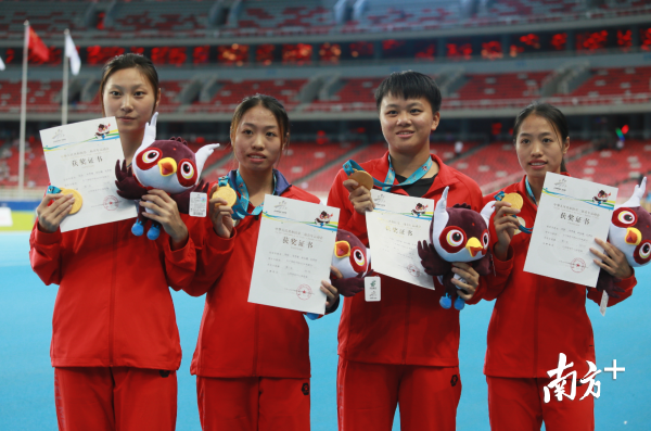 朱翠妍、朱翠微与队员合影。 朱翠妍、朱翠微与队员合影。