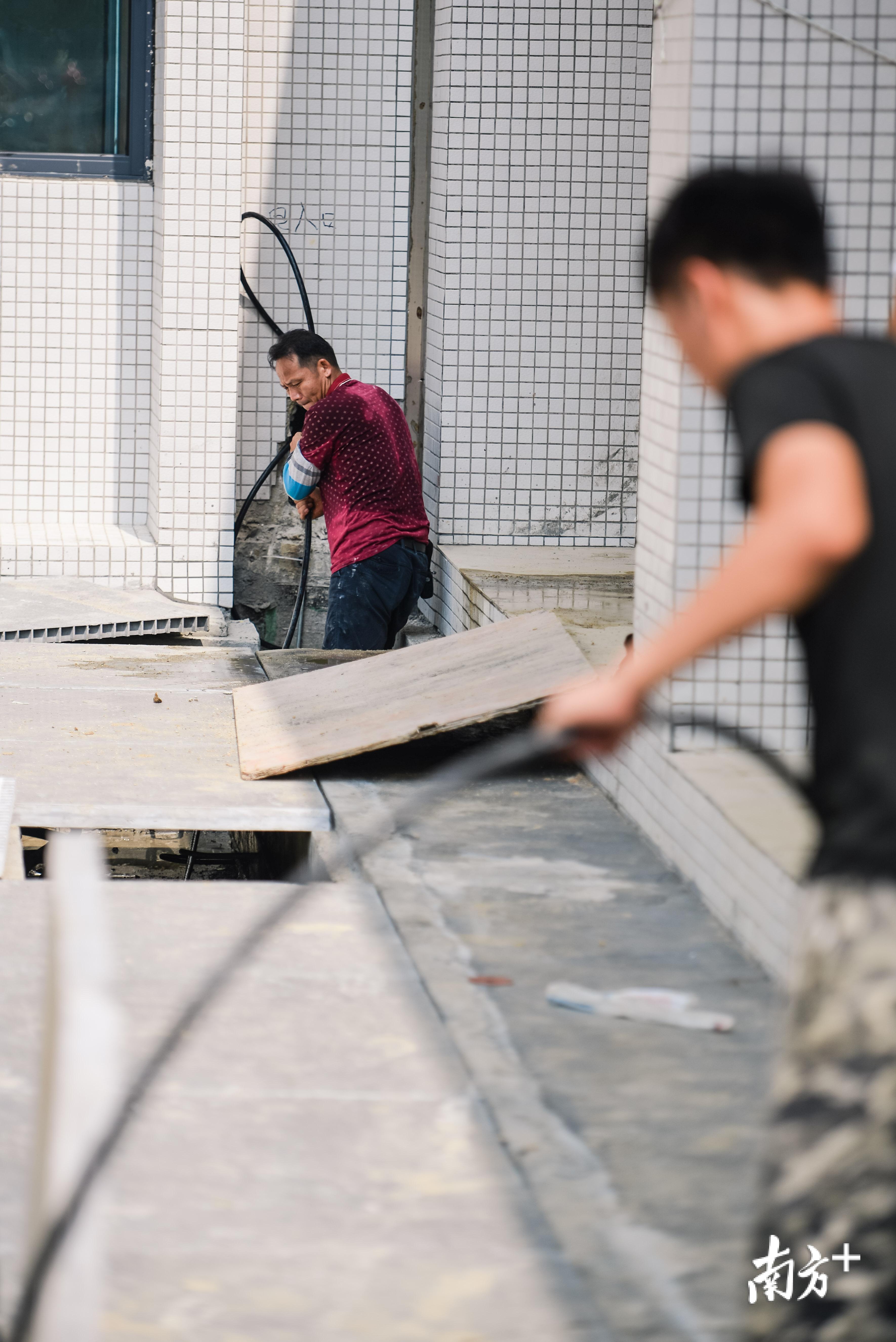 底下的电线电缆也正忙着铺设.曾亮超 摄
