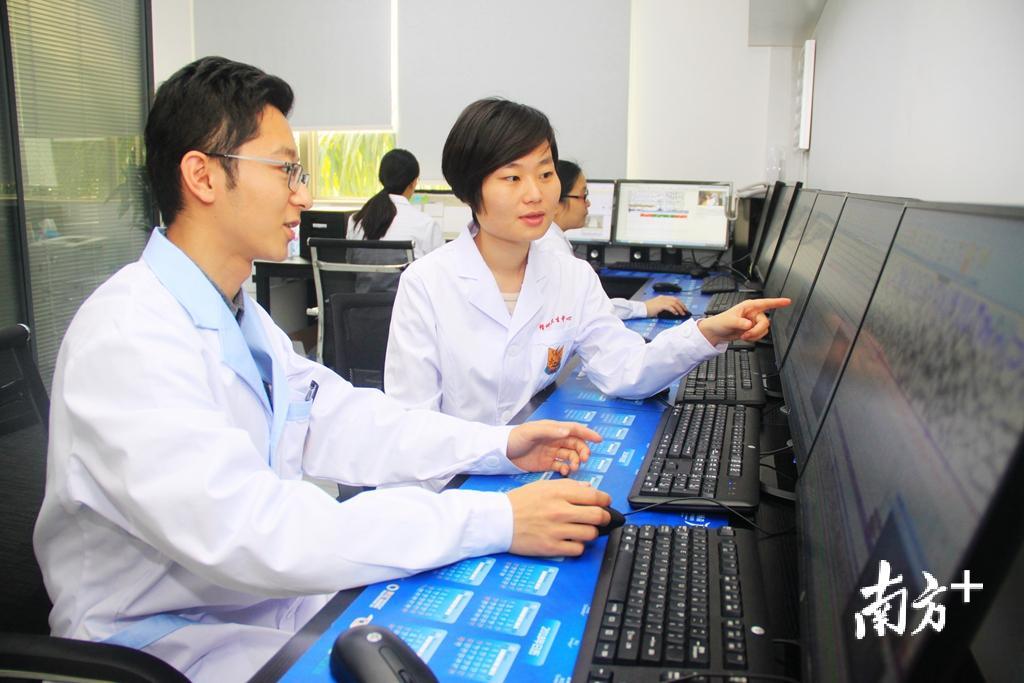 李韵（中）与同事分析病患情况。