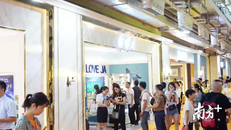过去几十年，龙江家具与隔壁的乐从镇、九江镇走了一条不同的发展之路。