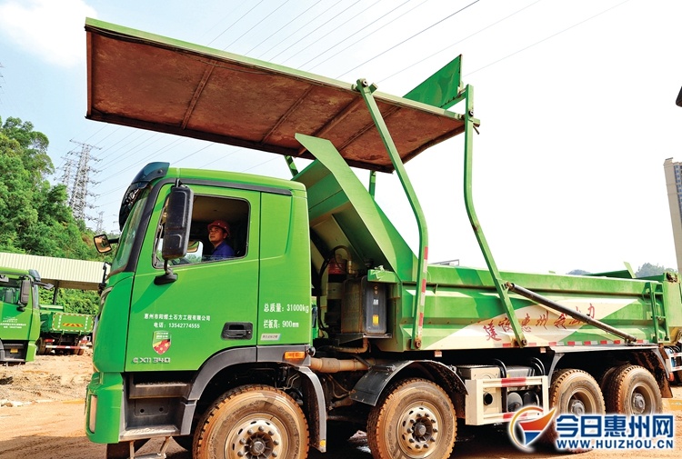智能泥头车安装有自动开合全密闭式顶盖防止洒漏。惠州日报记者钟畅新 摄