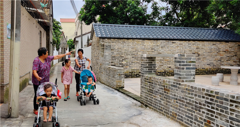 南村村的旧猪舍变成了休闲的口袋公园，成为村民休闲的好去处。戴惠甜 摄