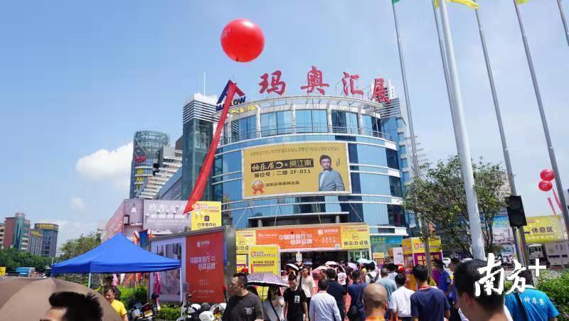 8月12日—15日，第38届国际龙家具展览会在顺德龙江举行。