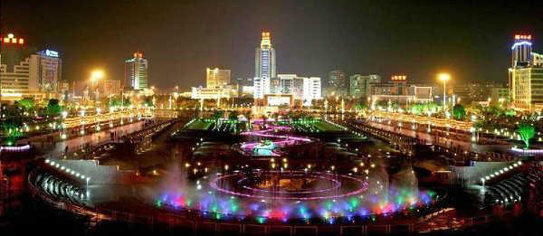 潮州人民广场夜景。图片来自网络