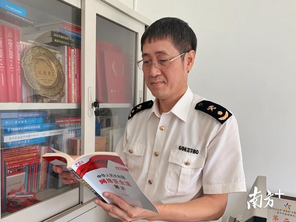 扎根技术岗位,黄翔子为汕头海关科技发展作出诸多贡献。受访者供图 扎根技术岗位,黄翔子为汕头海关科技发展作出诸多贡献。受访者供图