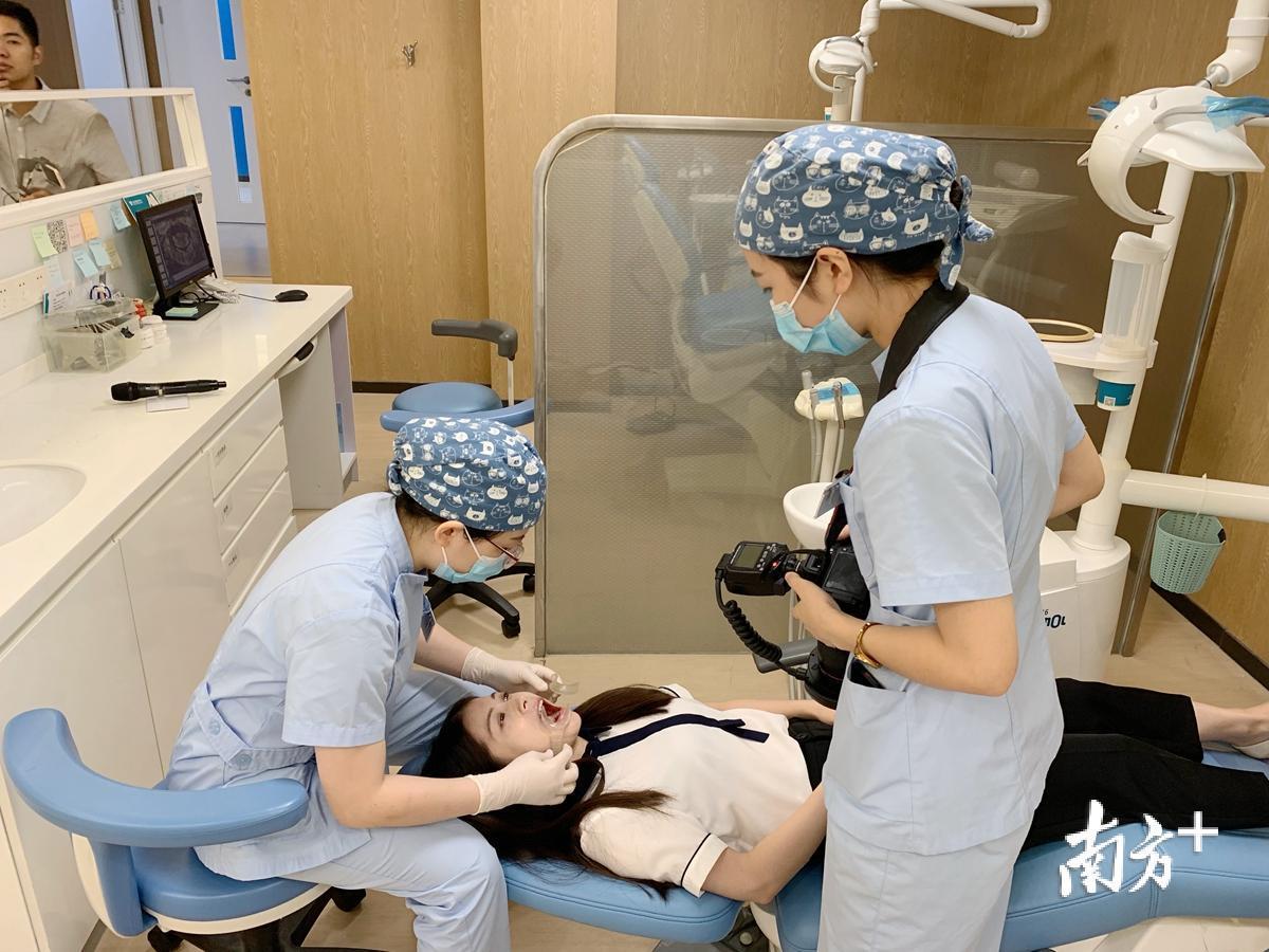 牙齿矫正之前牙齿情况拍照采集。