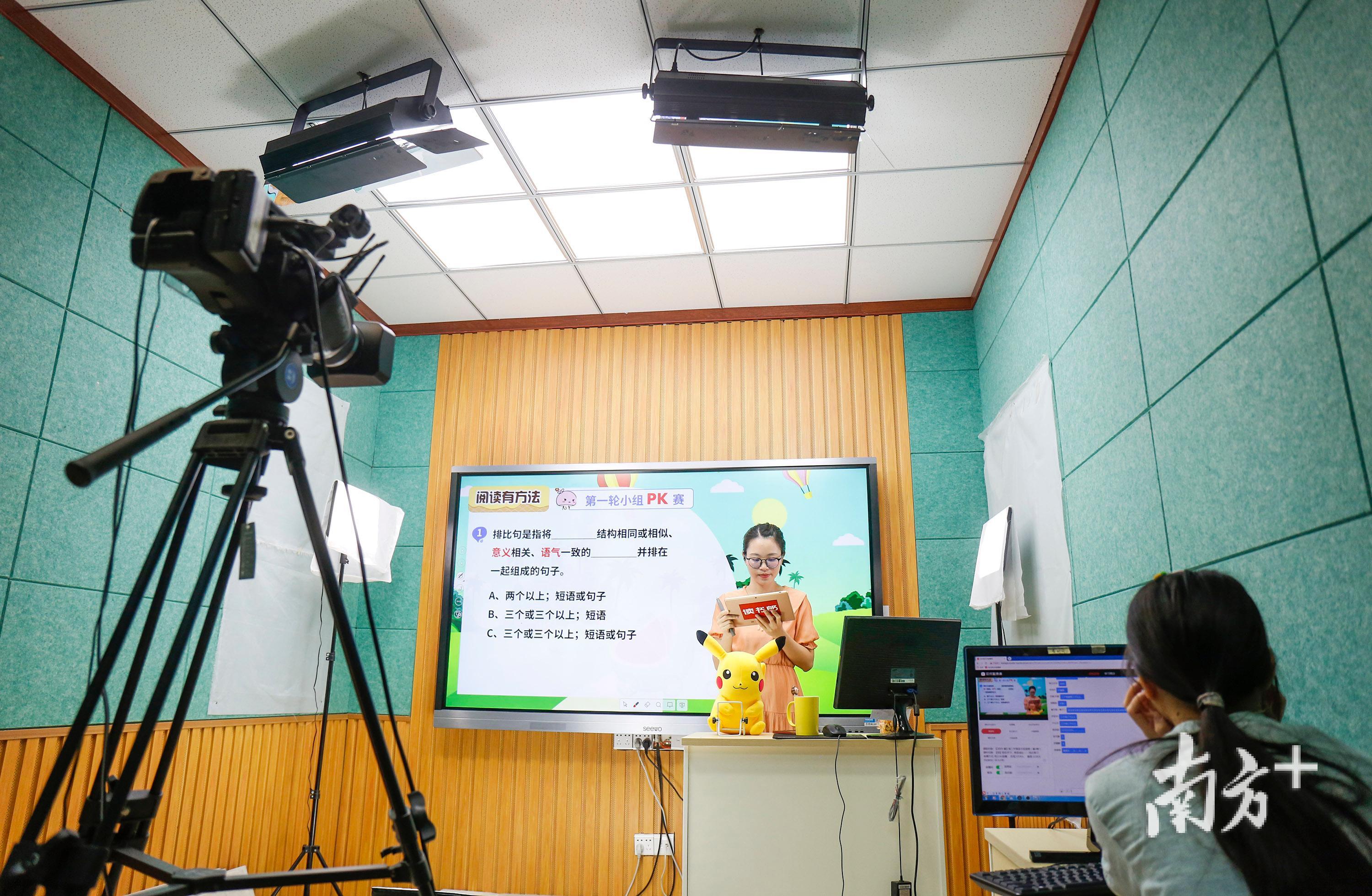 读书郎直播课堂。 叶志文 摄