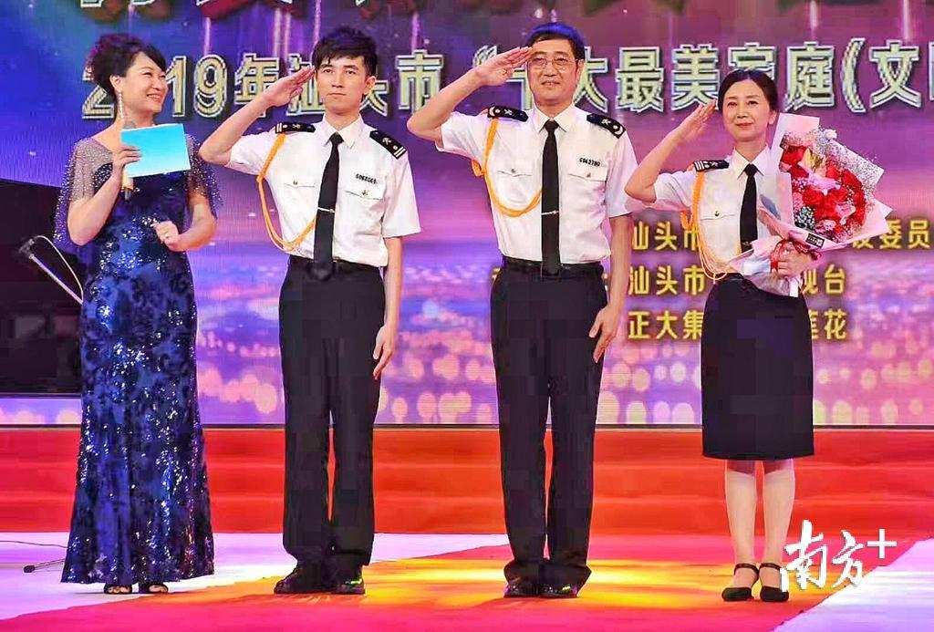 黄翔子一家被评为2019汕头十大最美家庭。 黄翔子一家被评为2019汕头十大最美家庭。