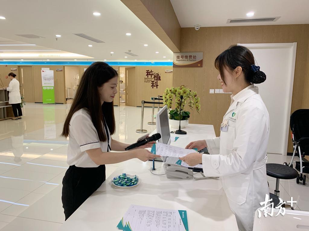 客服小姐姐接收、录入圆圆的基本信息，并安排正畸科医生王凯主任为其看诊。