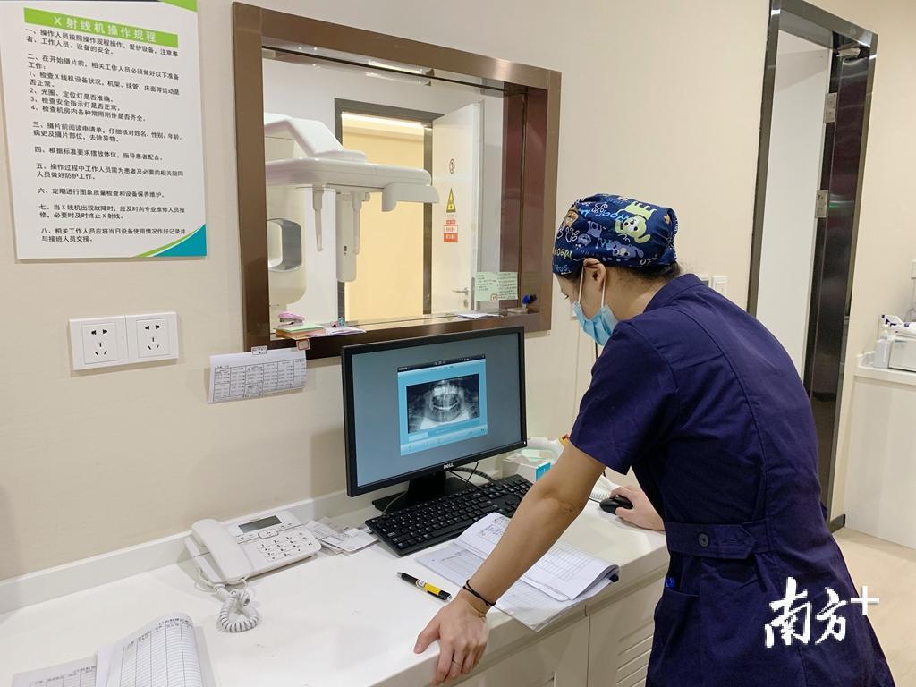 护士检查拍片成功与否。