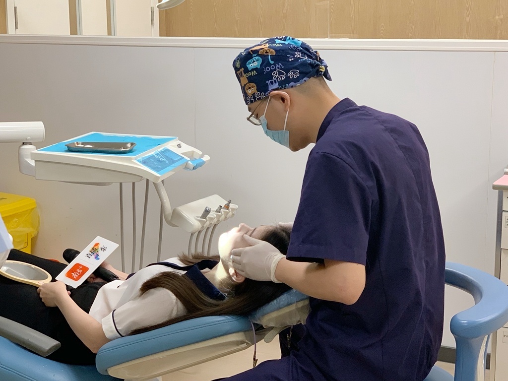 检查颌骨情况。