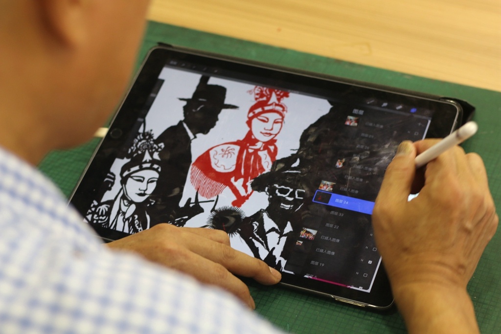 平时,陈传生也会用平板电脑创作、画底稿。 平时,陈传生也会用平板电脑创作、画底稿。