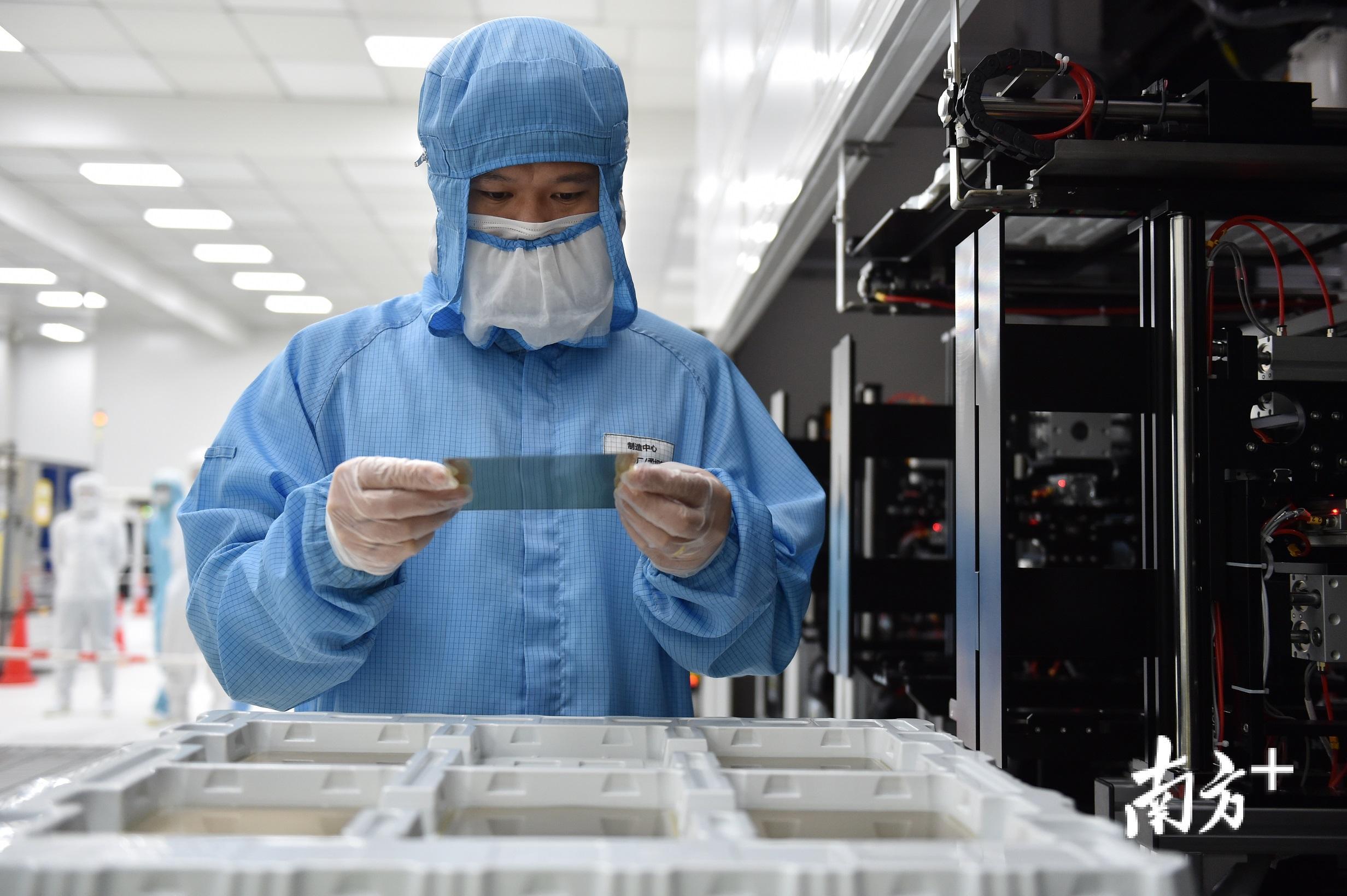 年轻人正在企业唱主角，也在中国制造中挑大梁。图为柔宇科技的年轻技术人员。朱洪波 摄