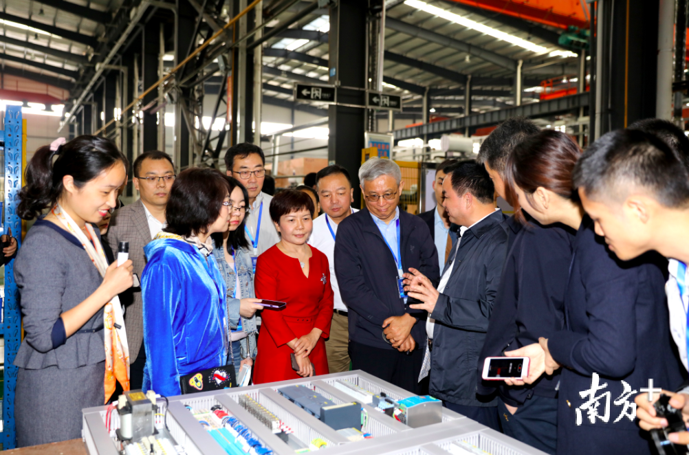 周其仁带着数十位佛山企业家调研楚天科技。