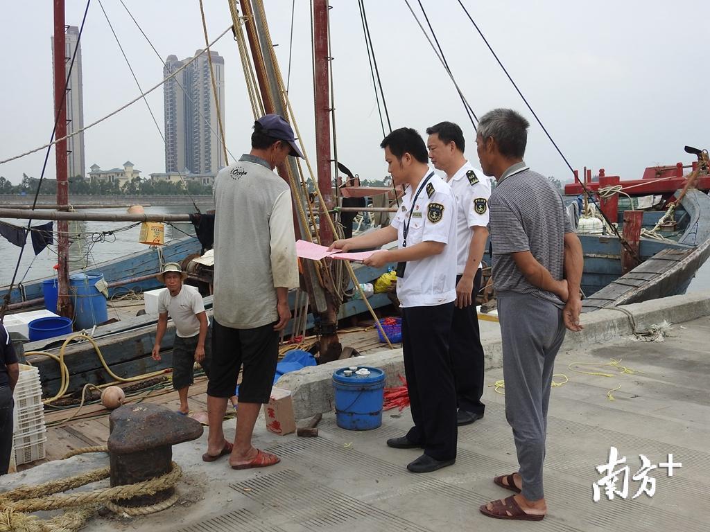 汕头海事局严阵以待防抗台风“白鹿”。 汕头海事局严阵以待防抗台风“白鹿”。