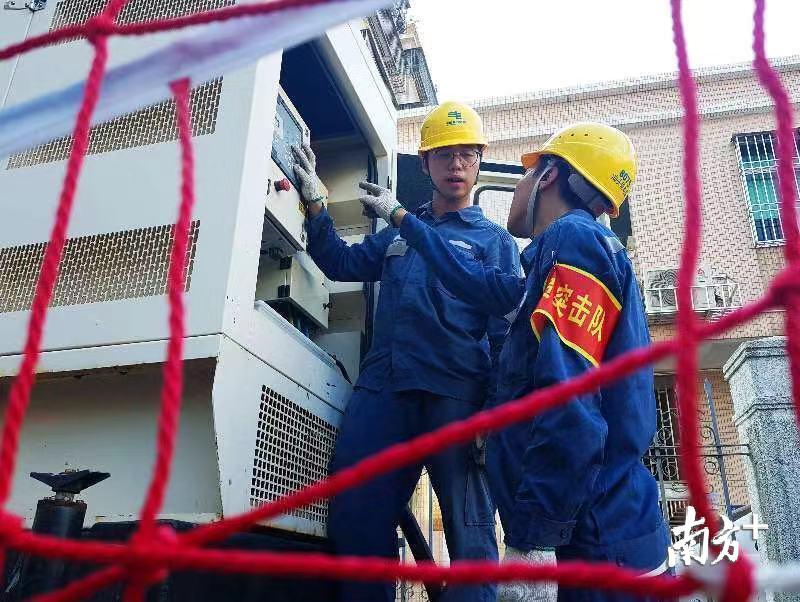 供电人员对应急电源车、应急发电机进行全面检查,确保设备完好、油料充足。 供电人员对应急电源车、应急发电机进行全面检查,确保设备完好、油料充足。