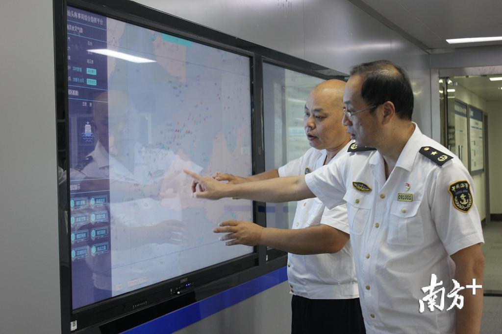 汕头海事局局长林文璋坐镇指挥中心指挥防台工作。 汕头海事局局长林文璋坐镇指挥中心指挥防台工作。