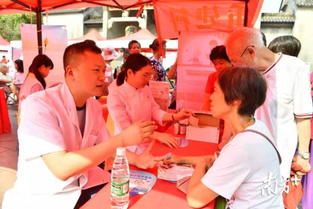 兆祥公园内，多个社会公益组织在公园内设摊，邀请社区居民和游客一起感受禅城社会组织的公益服务。