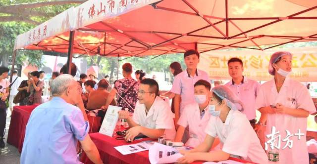 兆祥公园内，多个社会公益组织在公园内设摊，邀请社区居民和游客一起感受禅城社会组织的公益服务。