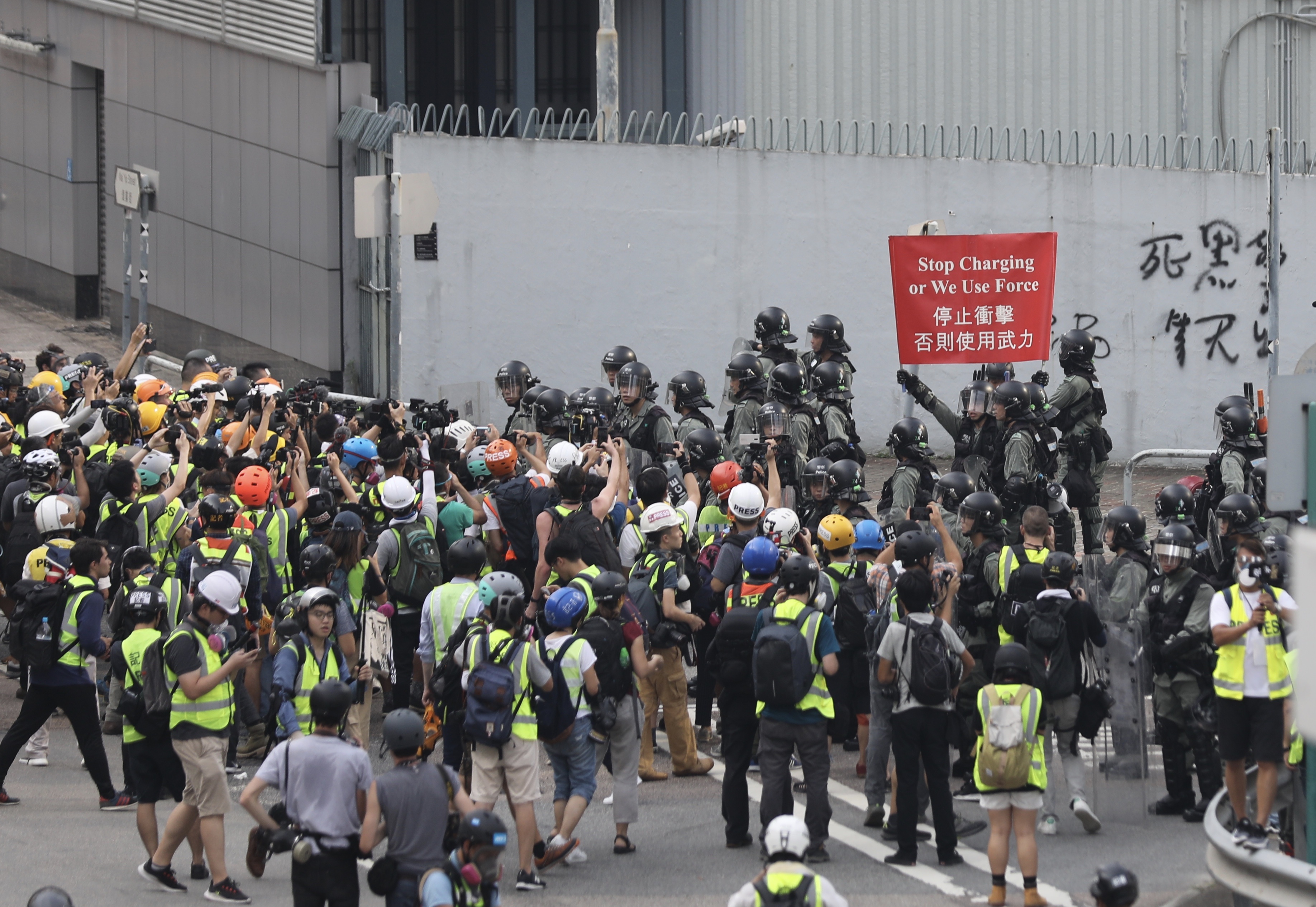 香港示威者投掷自制燃烧瓶,警方驱散后又再次围攻警署