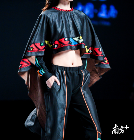 设计师设计的非遗服装作品。