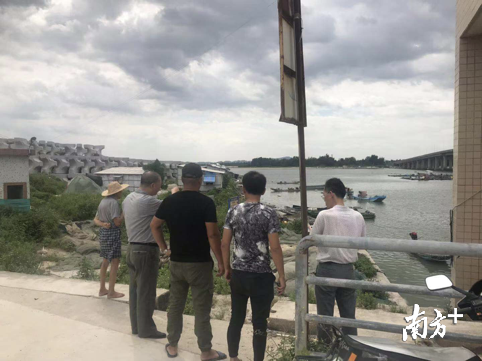 广澳街道重点检查山塘水库和渔船进港避风等工作。 广澳街道重点检查山塘水库和渔船进港避风等工作。