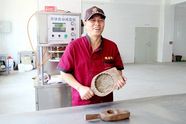 李超宏祖辈传下来的模具。