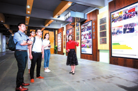 2019年4月11日,中央媒体团到顺德区广东工业设计城考察采访,工作人员正在介绍广东工业设计城详细情况。/珠江商报资料图片 2019年4月11日,中央媒体团到顺德区广东工业设计城考察采访,工作人员正在介绍广东工业设计城详细情况。/珠江商报资料图片