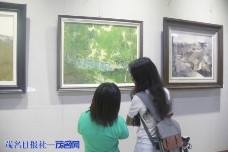 市民观看写生油画作品展。茂名日报社全媒体记者 吴云杰 摄 市民观看写生油画作品展。茂名日报社全媒体记者 吴云杰 摄