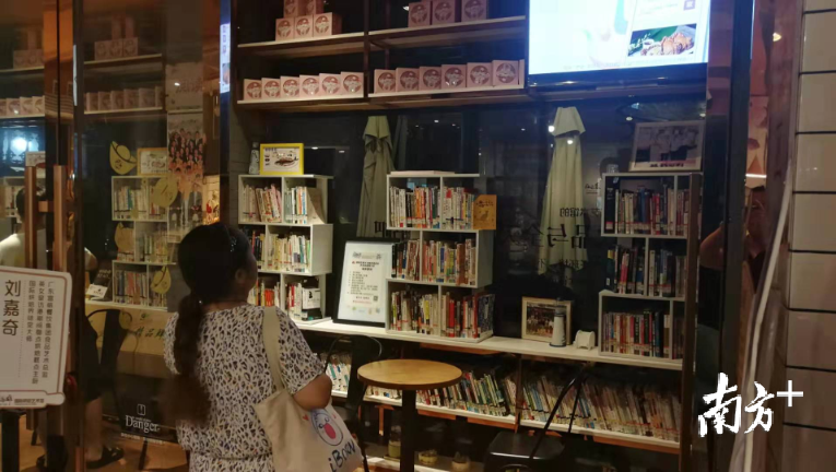 凤城食都24小时图书馆。南方+记者 尹辅华 摄