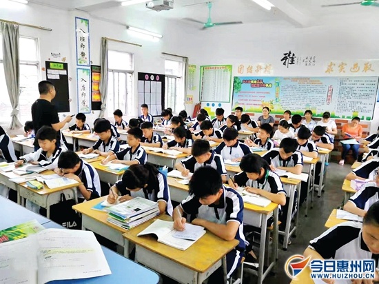 近年来惠东县加大教育投入，学生学习环境有了很大改善。