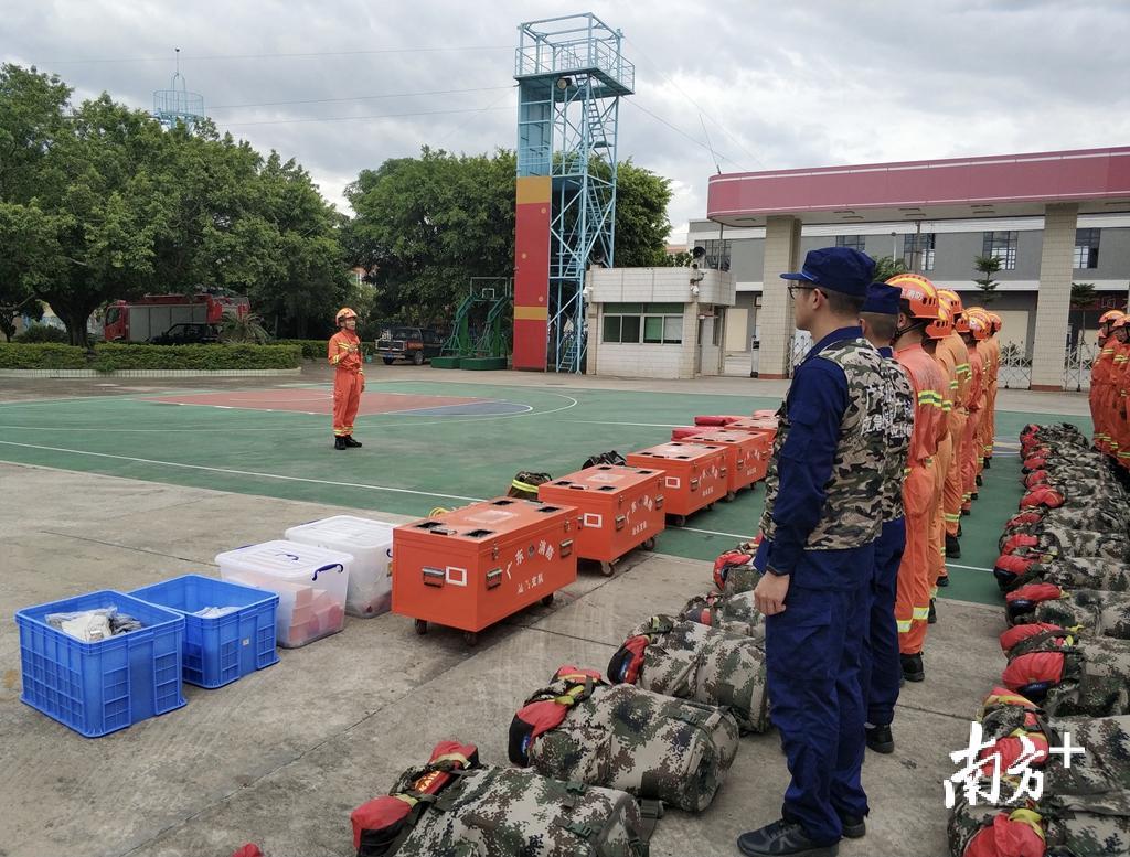 汕头全体消防指战员严阵以待。 汕头全体消防指战员严阵以待。