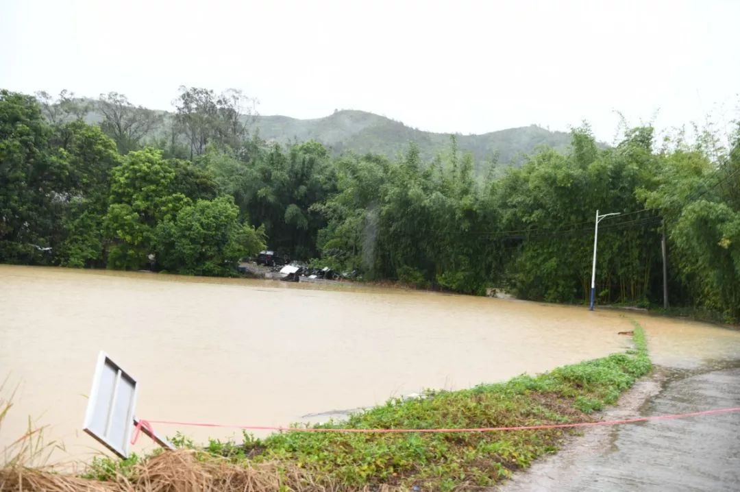 蓝塘镇百罗村上车小组山塘排水前,水漫堤坝,堤坝部分崩塌。 蓝塘镇百罗村上车小组山塘排水前,水漫堤坝,堤坝部分崩塌。