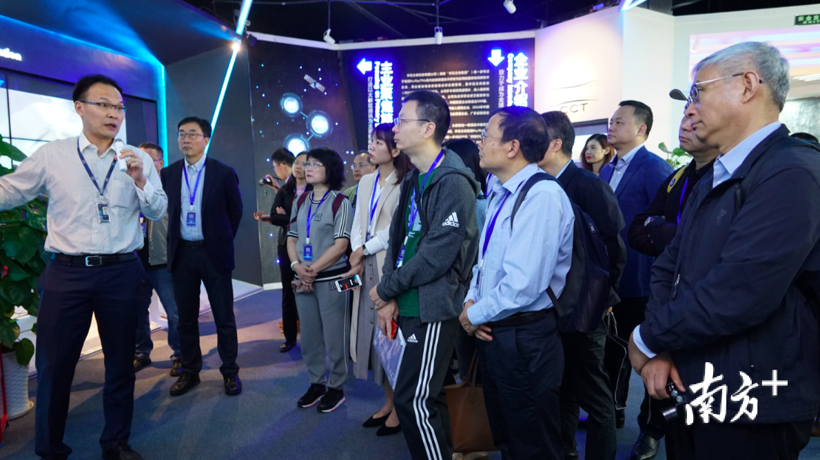 经济学家周其仁（右一）带着数十位佛山企业家在华讯方舟调研。