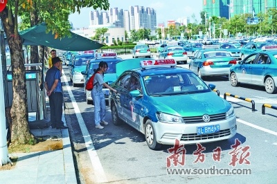 惠州南站，一位旅客准备上车。