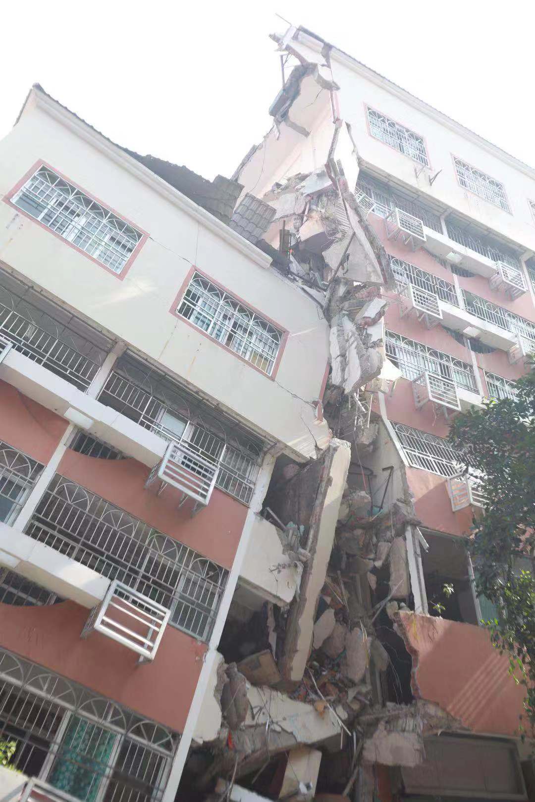 8月28日上午,深圳市罗湖区船步路和平新居一住宅楼突然倒塌.