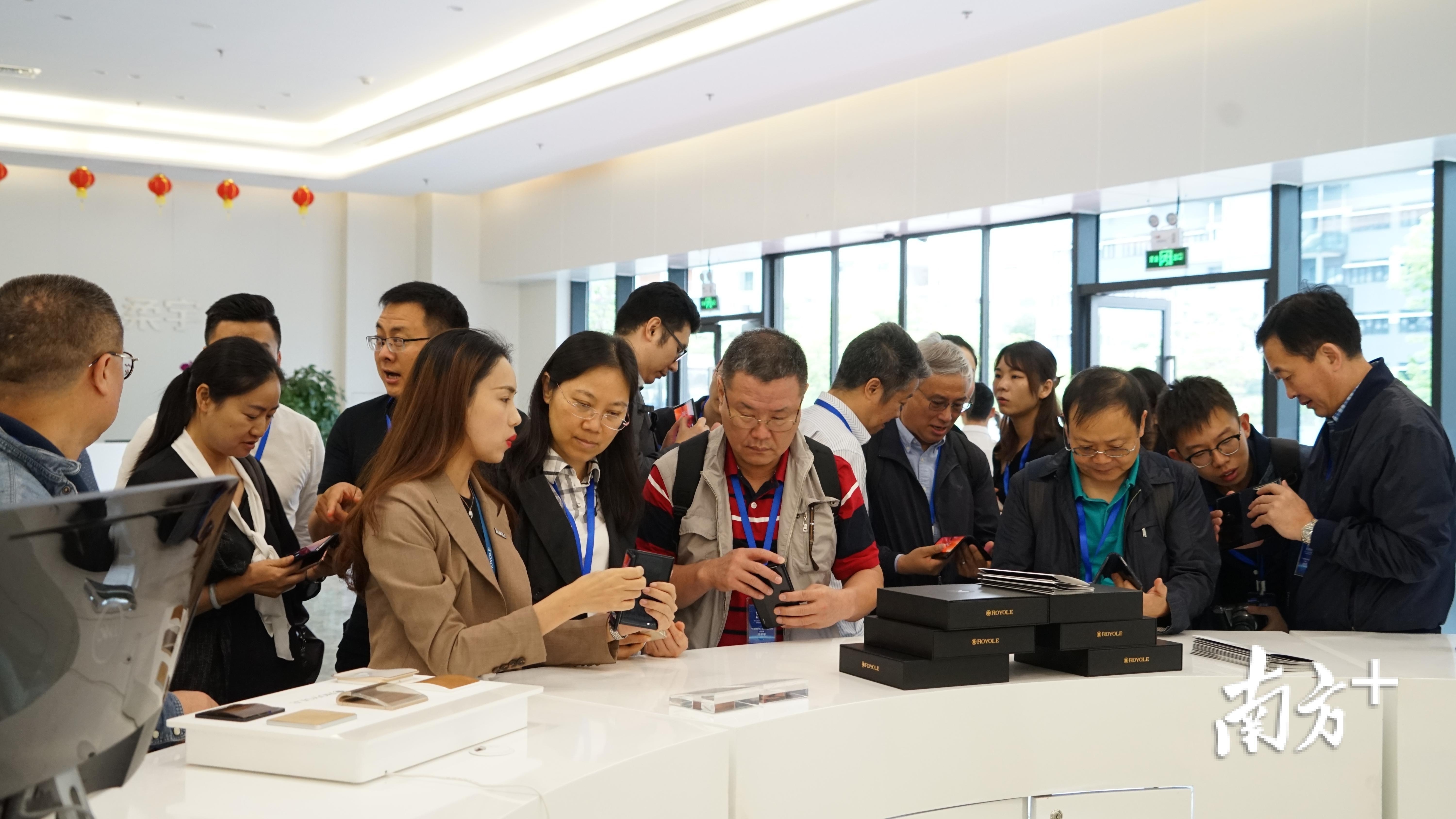 经济学家周其仁带着数十位佛山企业家在柔宇科技调研。李嘉欣 摄