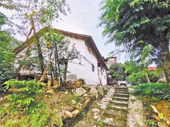 石涧客家村的泥砖屋很有韵味。