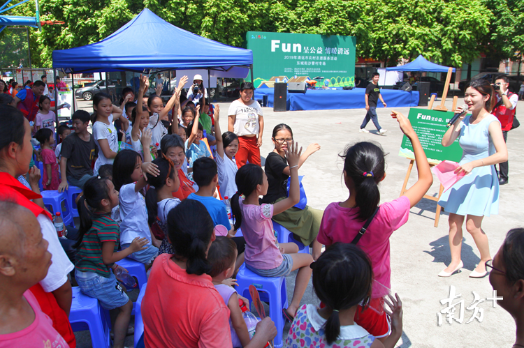 有奖互动问答等环节让村民寓教于乐学习农技。梁素雅 摄