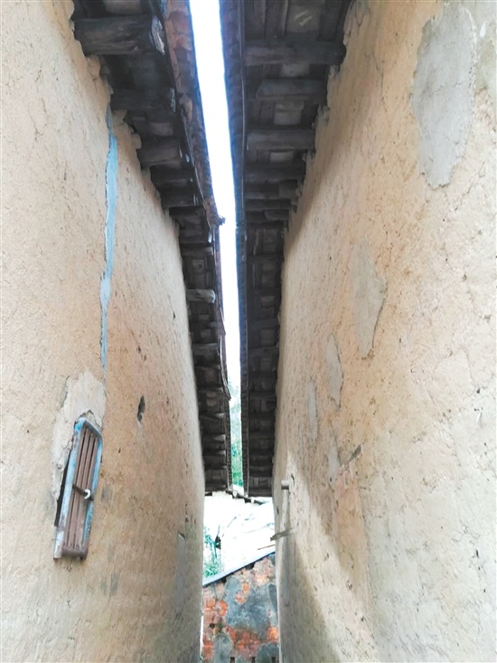 绿护屏客家村现在仅存3间这样的泥砖屋了。