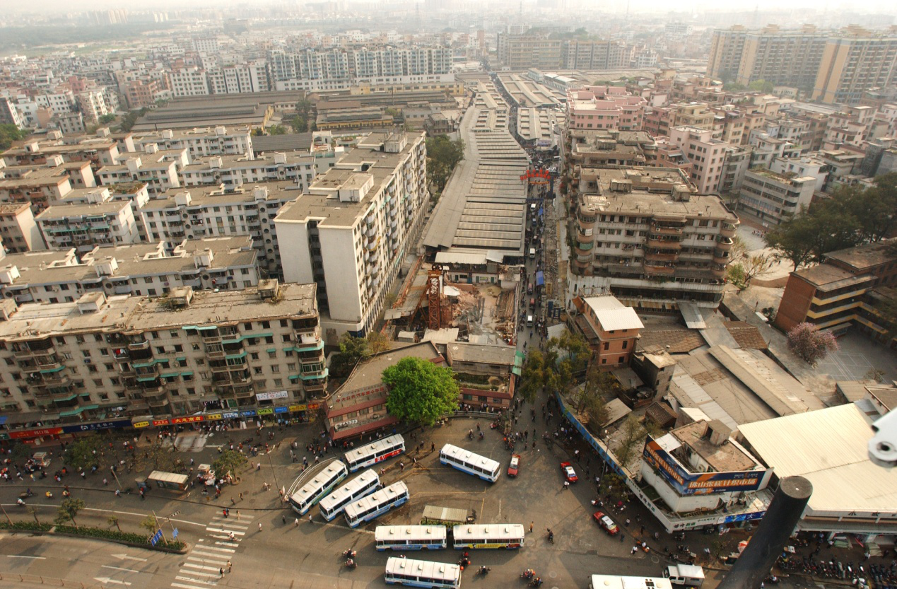 2001年,主要由铁皮搭建的中大布市旧貌 2001年,主要由铁皮搭建的中大布市旧貌