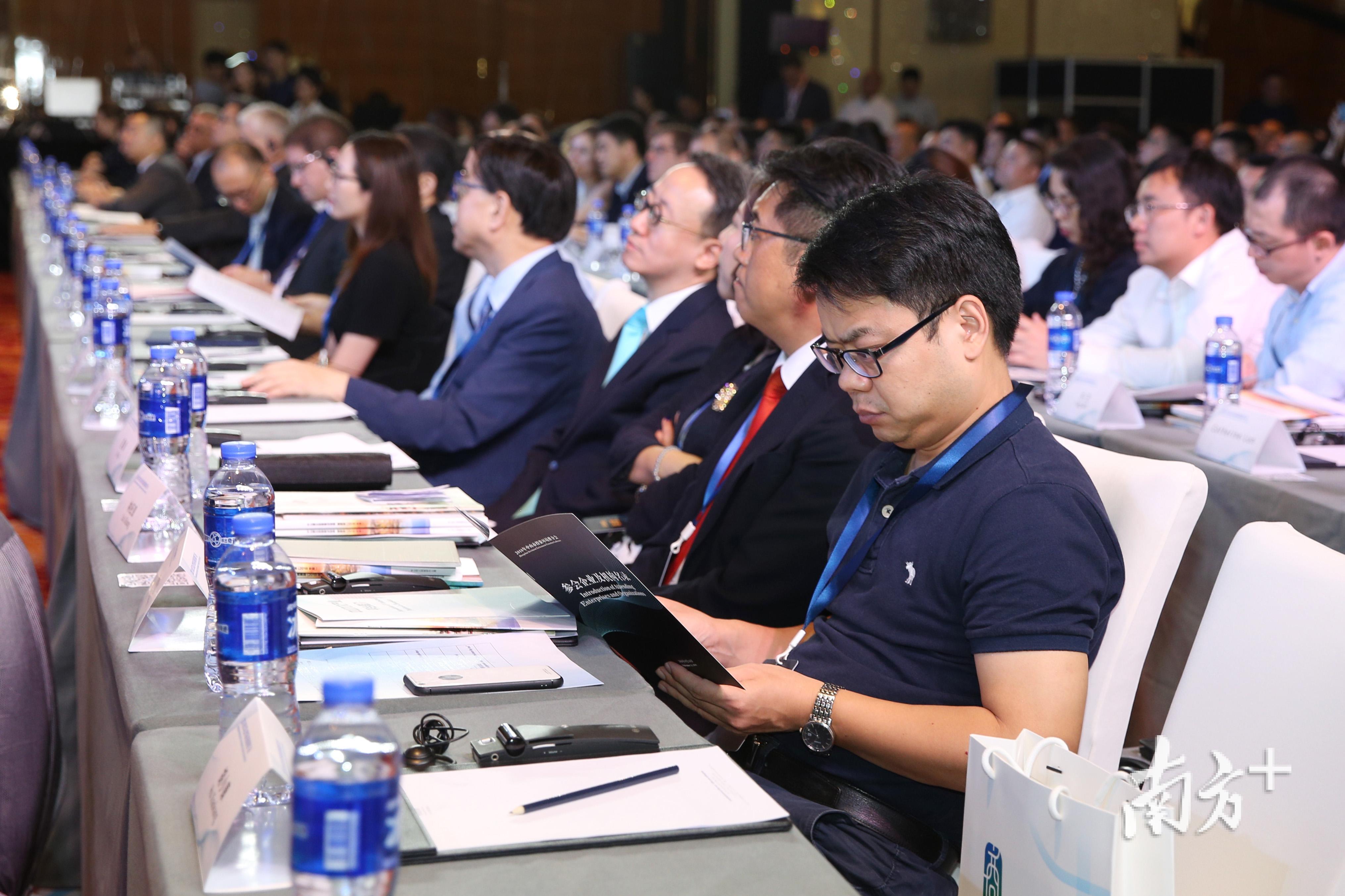 在一场中山市招商推荐会上，与会嘉宾正在仔细阅读中山招商材料。南方日报记者 王云 摄